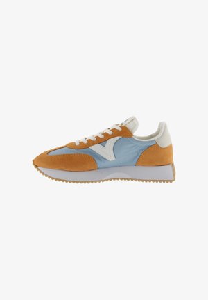 Sport sneaker in brown suede and blue fabric, featuring white accents and laces, with a textured rubber sole and rounded toe.