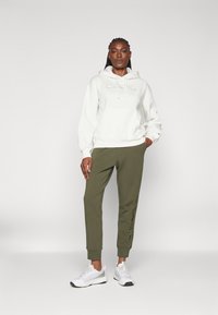 Champion ICONS CUFF PANTS LARGE LOGO - Spodnji deli trenirk - dark green