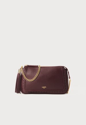 Borsa a tracolla in pelle bordeaux con finitura texturizzata, manico a catena dorata e dettaglio a frange. Presenta cuciture a vista e una chiusura con zip.