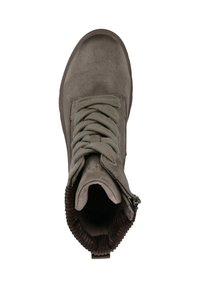 Wildleder-Stiefeletten in Hellgrau mit runder Zehenpartie, strukturiertem Kragen und seitlichem Reißverschluss. Die Schnürsenkel sind zentral auf dem Vorderblatt platziert für eine Anpassung.