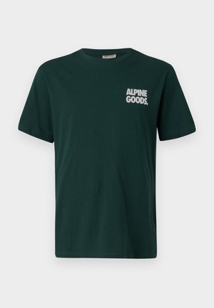 T-shirt à manches courtes vert foncé avec le texte blanc "ALPINE GOODS." sur la poitrine gauche, encolure ras du cou et design simple.