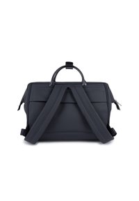 Sac à dos rectangulaire noir avec des bretelles rembourrées repliées vers l'intérieur et une petite poignée sur le dessus, présenté sur un fond blanc.