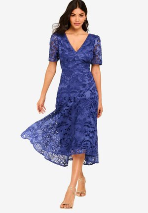 Lipsy BRODERIE SHORTS SLEEVE V NECK MIDI - Päevakleit - blue