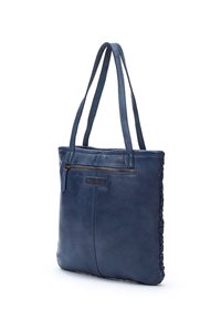 Bolso tote de cuero azul con dos asas para el hombro. Tiene un bolsillo frontal con cremallera y un intrincado detalle de costura a lo largo de los lados.