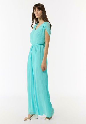 Himmelblauer plissierter Jumpsuit mit V-Ausschnitt, kurzen Kapuzenärmeln und taillierter Taille. Der Stoff ist leicht, glatt und fällt bis zum Boden.