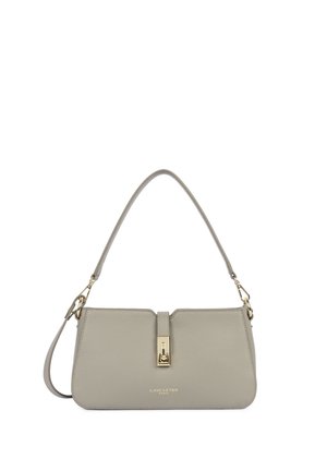 Sac à épaule Lancaster en cuir gris avec fermoir doré et logo, équipé d’une poignée courte et d’une bandoulière longue amovible.