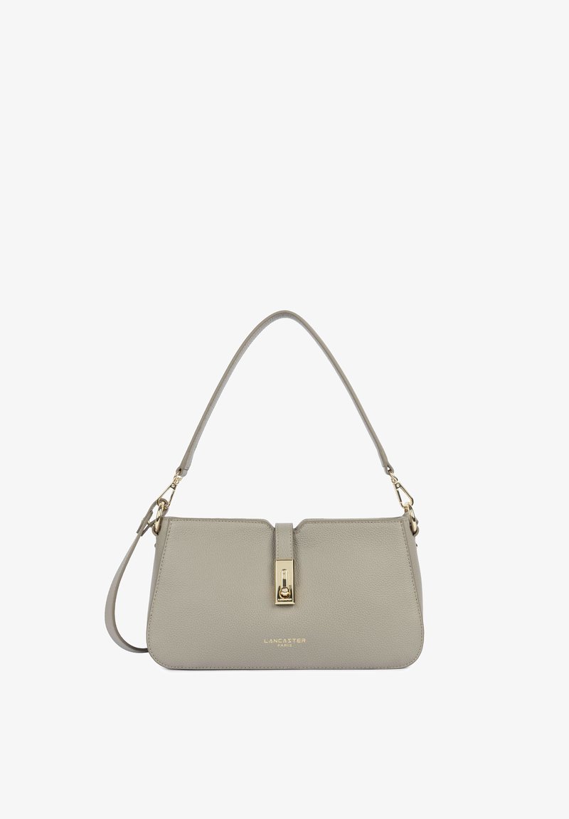 Sac à épaule Lancaster en cuir gris avec fermoir doré et logo, équipé d’une poignée courte et d’une bandoulière longue amovible.