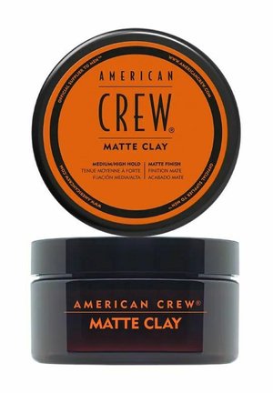 American Crew Matte Clay haarstylingproductcontainer met oranje en zwarte label, medium/hoog hold en matte finish.