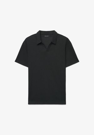 Schwarzes Poloshirt mit kurzen Ärmeln, geripptem Muster und V-förmigem Ausschnitt, flach auf weißem Hintergrund liegend dargestellt.