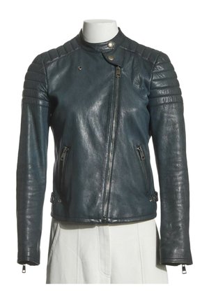 Chaqueta de motorista negra de cuero con hombreras acolchadas, cremallera frontal asimétrica, bolsillos con cremallera y cuello con broches, mostrada en torso de maniquí.