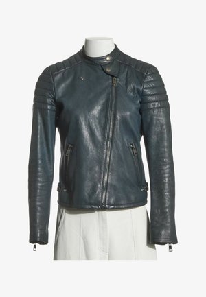 Chaqueta de motorista negra de cuero con hombreras acolchadas, cremallera frontal asimétrica, bolsillos con cremallera y cuello con broches, mostrada en torso de maniquí.