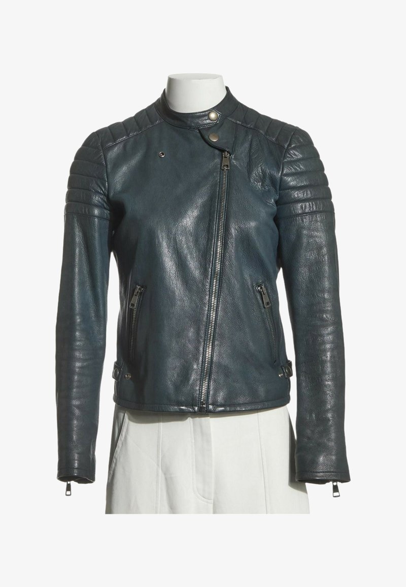 Blouson de motard en cuir noir avec épaules matelassées, fermeture éclair asymétrique à l'avant, poches zippées et col pressionné, présenté sur un buste de mannequin.