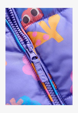 Vijolični plastični zadrga na modrem blagu s pisanimi risankami hobotnice ter rumenimi in roza cvetličnimi vzorci.