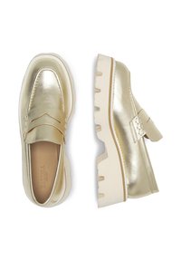 Loaferi metalici aurii cu o talpă albă groasă. Prezintă cusături ridicate pe partea superioară și un accent decorativ cu curea. Textură netedă.