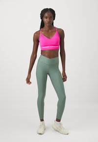 Under Armour VANISH SEAMLESS LOW - Neliela atbalsta sporta krūšturis - rebel pink/white
