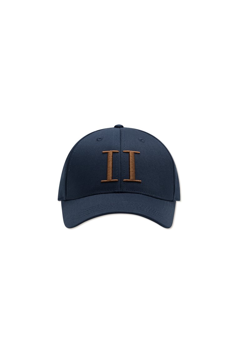 Marineblå caps med buet visir, prydet med to brune broderte "II" bokstaver på forsiden. Laget av teksturert stoff.