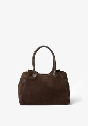 Bolso grande de ante marrón con dos asas redondeadas de cuero y detalles de cuero en los laterales, colocado sobre un fondo blanco.