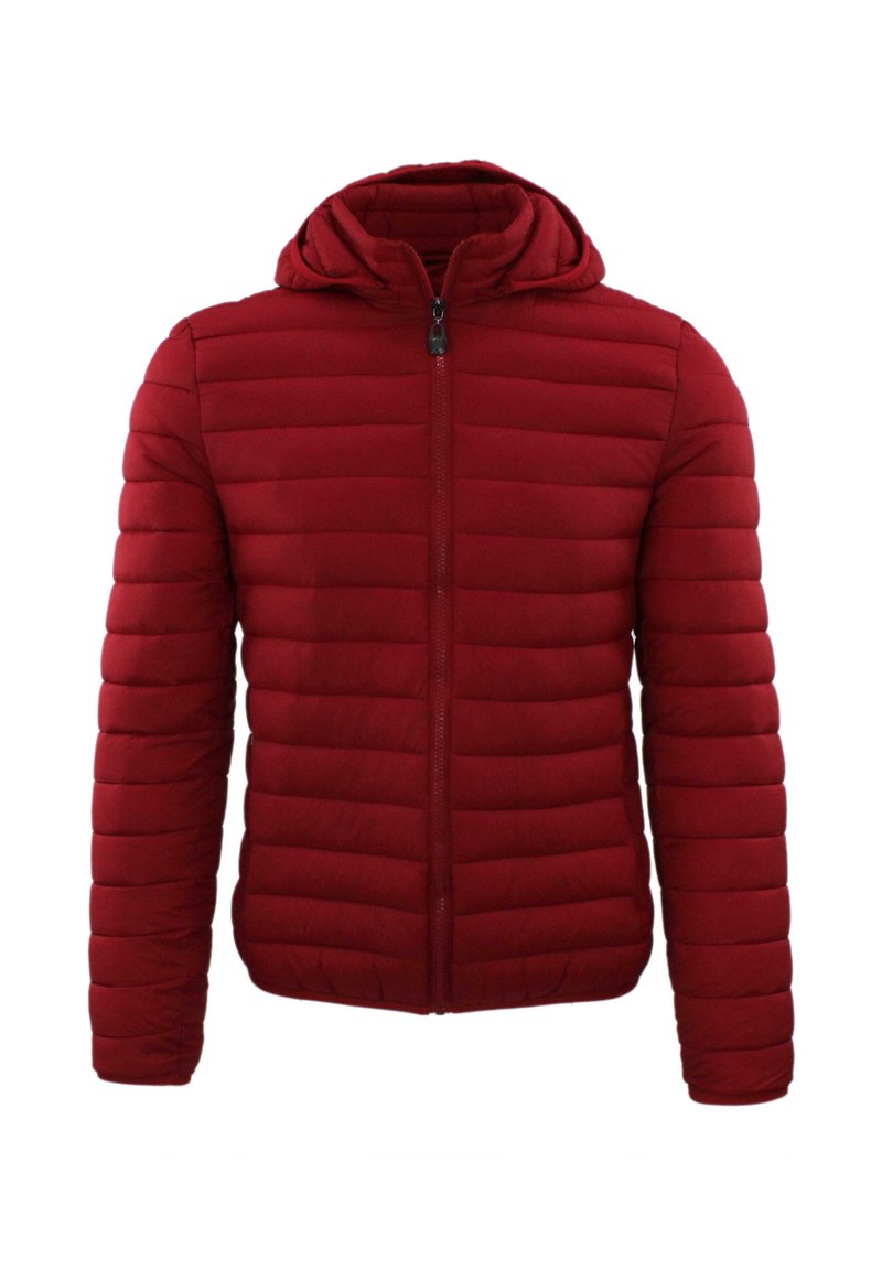 Giacca imbottita rossa con chiusura a zip e cappuccio. Presenta cuciture orizzontali e una superficie liscia. Design leggero adatto per essere indossato a strati.