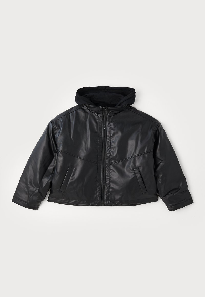 Veste en cuir noir avec capuche ajustée, fermeture éclair frontale et deux poches latérales. Présente une texture brillante et un design court.