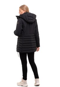 Chaqueta de plumas negra con capucha, que presenta un diseño acolchado, cordón elástico y bolsillos laterales con cremallera. Lleva puesta sobre leggings negros y botas.