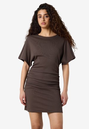 Noisy May, NMABBI S/S O-NECK RUCHING DRESS - T-särkkleit - chocolate brown