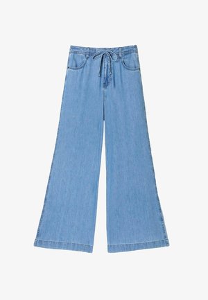 Világoskék, bőszárú farmernadrág húzózsinóros derékkal, két elülső zsebbel és puha, texturált felülettel. A szegélyek egyenesek és tiszták.