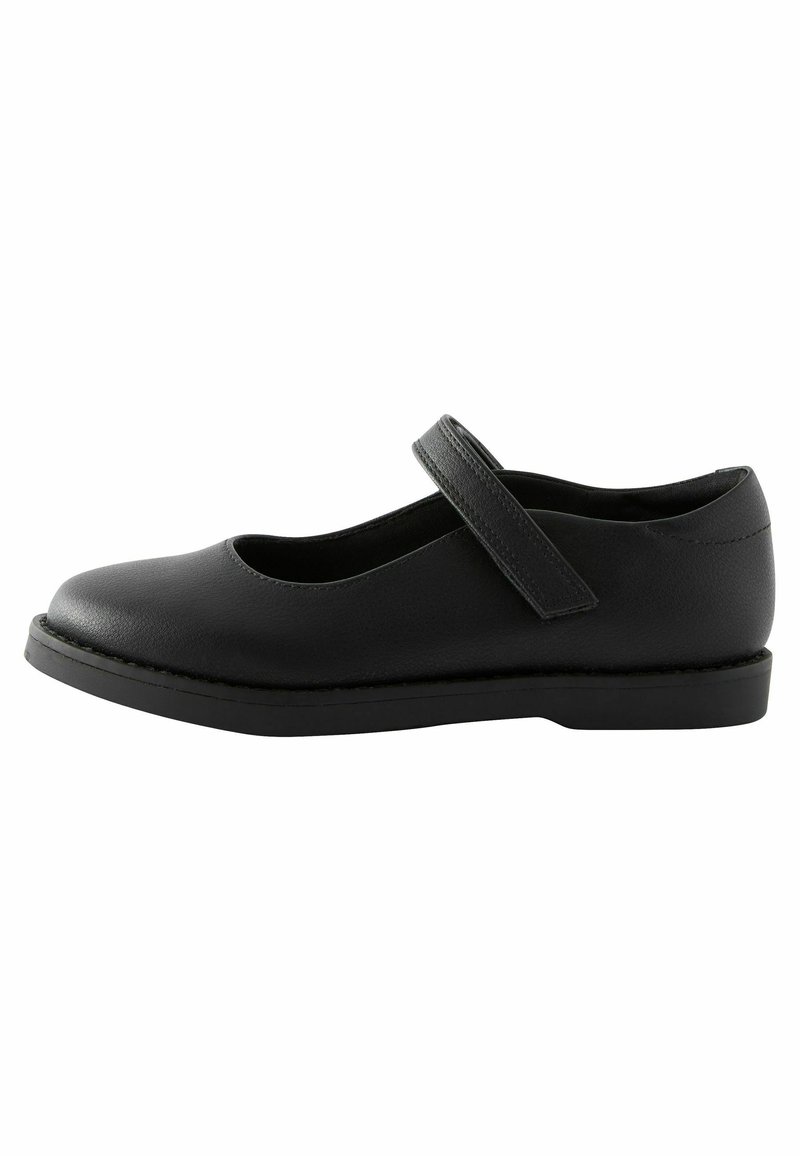 Chaussure Mary Jane en cuir noir avec un bout arrondi, une semelle plate et une simple sangle sur le cou-de-pied. Texture lisse et design minimaliste.