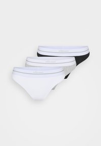 Trois paires de slips : blanc, gris et noir. Chacune présente un tissu lisse, une coupe basse et une ceinture élastique avec un logo.