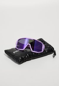 Sonnenbrille mit lila Rahmen und verspiegelten violetten Gläsern, die auf einem schwarzen gepolsterten Etui mit dem "bliz"-Logo ruht.