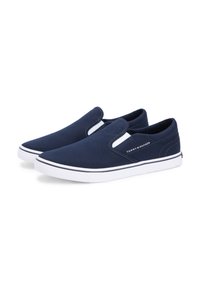 Παπούτσια navy blue slip-on από καμβά με λευκή ελαστική σόλα, ελαστικές πλευρικές πινακίδες και λεπτομέρεια λογότυπου κοντά στη φτέρνα.