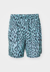 Short bleu et noir à imprimé léopard avec une taille élastique sur un fond blanc uni.