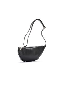 Borsa in pelle nera con una forma curvata, una superficie texturizzata e una sottile tracolla. Presenta un accento in metallo per la chiusura.