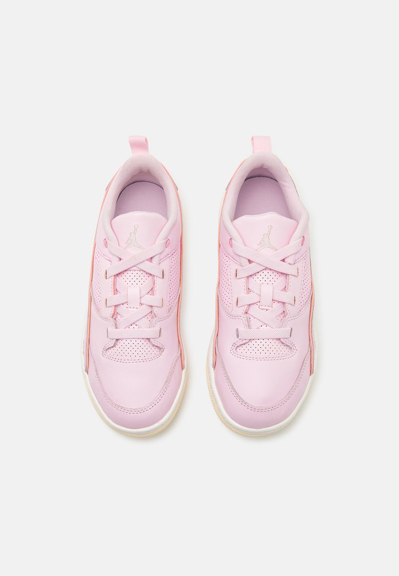 Baskets rose clair avec des panneaux en mesh, design à lacets et semelle en caoutchouc. Présence d'un logo sur la languette et accents au talon en rose plus foncé.