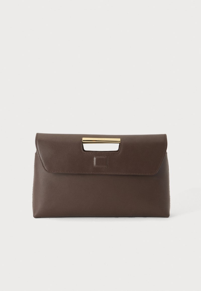 Pochette rectangulaire marron foncé avec une petite poignée en métal doré et une fermeture à rabat pliant sur un fond clair uni.