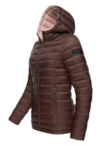 Jachetă puffer maro cu glugă, prevăzută cu fermoar pe față, buzunare laterale și o căptușeală roz pal. Textură matlasată verticală pe toată suprafața.