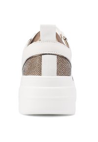 Sneaker bianco con un pannello in rete metallizzata bronzea texturizzata, fascia elastica alla caviglia e una spessa suola bianca. Schema di colori neutri.