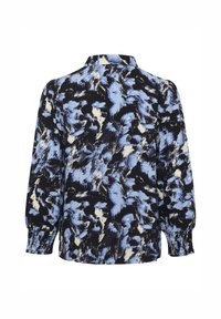 Blusa a maniche lunghe in tessuto nero con un motivo astratto blu e bianco. Dotata di colletto e polsini arricciati. Texture liscia.