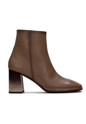 Bota de tobillo de cuero marrón con puntera puntiaguda y tacón grueso de madera, vista lateral sobre fondo blanco.
