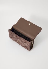 Ταμπά σουέντ πορτοφόλι με επένδυση, με λείο καφέ δερμάτινο καπάκι. Διαθέτει χρυσή κλείσιμο με κουμπί και εσωτερικές θήκες για κάρτες. Ορατός θησαυρός με φερμουάρ.