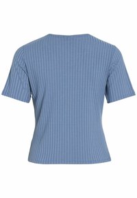 Krátký rukáv modrý žebrovaný pletený top s kulatým výstřihem, zobrazený zezadu na bílém pozadí.