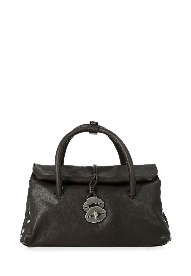 Borsa a mano in pelle marrone con manici arrotondati, parte superiore pieghevole, chiusura con lucchetto in metallo e finiture in acciaio inox. Presenta borchie decorative sui lati.