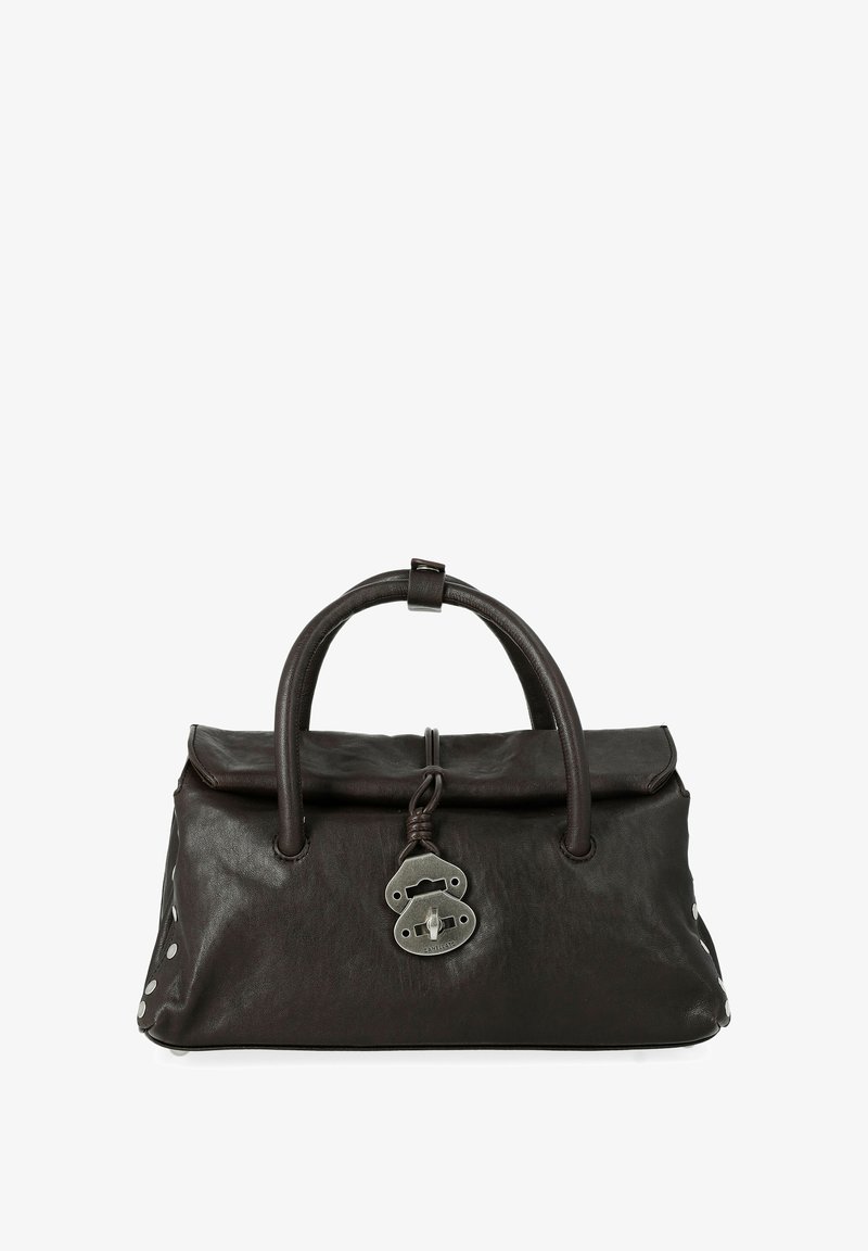 Borsa a mano in pelle marrone con manici arrotondati, parte superiore pieghevole, chiusura con lucchetto in metallo e finiture in acciaio inox. Presenta borchie decorative sui lati.