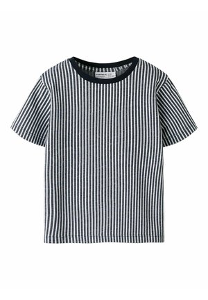Čiernobiele vertikálne pruhované tričko s krátkym rukávom a čiernym rebrovaným okrúhlym výstrihom, zobrazené na bielom pozadí.