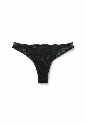 Czarny koronkowy string z kwiatowymi wzorami, cienkim paskiem i małą dekoracyjną kokardką po obu stronach, ułożony płasko na białym tle.