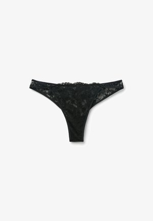 Schwarzer Spitzen-Tanga mit floralen Mustern, dünnem Taillenband und einer kleinen dekorativen Schleife an jeder Seite, flach auf weißem Hintergrund liegend.