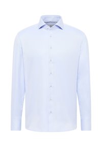 Camicia a maniche lunghe azzurro chiaro, tessuto strutturato, con chiusura a bottoni, colletto a punta e orlo rotondo. I bottoni sono piccoli e bianchi.