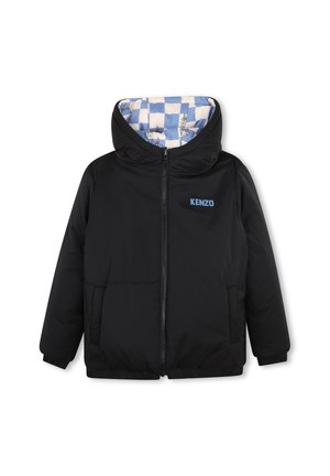 Zwarte gewatteerde jas met ritssluiting aan de voorkant, blauw-wit geruite capuchonvoering en blauw "KENZO" logo op de borst.