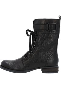 Bottine noire en cuir avec un bout rond, un laçage à l'avant et un détail de boucle sur le côté. Présente une surface texturée et un petit talon empilé.