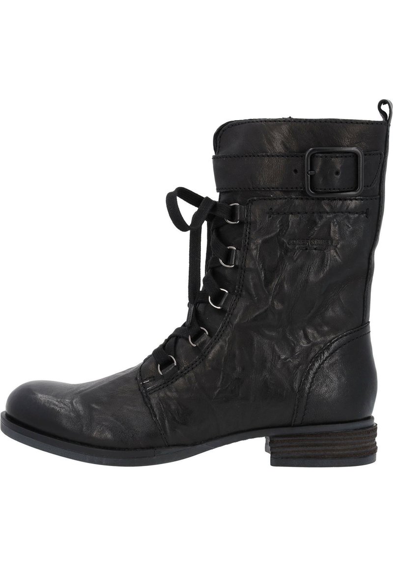 Bottine noire en cuir avec un bout rond, un laçage à l'avant et un détail de boucle sur le côté. Présente une surface texturée et un petit talon empilé.