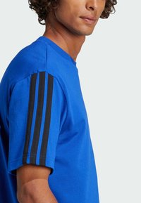 adidas Sportswear T-shirt con stampa - royal blue   black